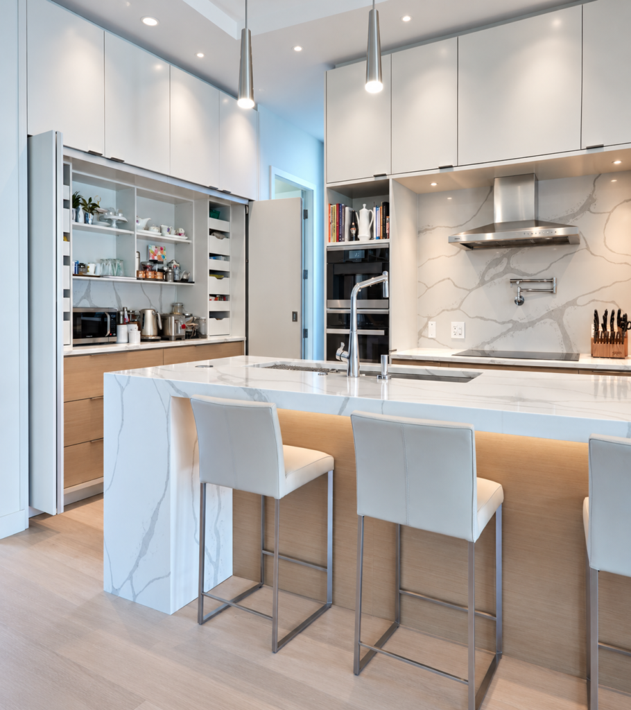 那就不要把这个项目只写成 **Living Cabinetry**，会把厨房漏掉。 这个项目更适合定位成 **厨房 + 客厅定制柜体 + Pocket Door 收纳系统**。 我最推荐： **West 55 Ave Kitchen & Living Cabinetry** **Vancouver, BC** 如果想把口袋门这个亮点也放进标题，可以用： **West 55 Ave Kitchen & Pocket Door Cabinetry** **Vancouver, BC** 但这个会让人误以为 pocket door 也在厨房里。 更完整一点的版本是： **West 55 Ave Kitchen & Living Room Custom Cabinetry** **Vancouver, BC** 这个最准确，缺点只是稍微长一点。 所以如果是首页 Featured Project，我建议最终用： ### **West 55 Ave Kitchen & Living Cabinetry** **Vancouver, BC** 首图文件名可以统一成： `west-55-ave-kitchen-living-cabinetry-vancouver-cover.jpg` Alt Text： `Custom kitchen and living room cabinetry at West 55 Ave in Vancouver` 如果这张首图刚好能看到 pocket door，再可以写得更具体： `Custom kitchen and living room cabinetry with hidden pocket doors in Vancouver
